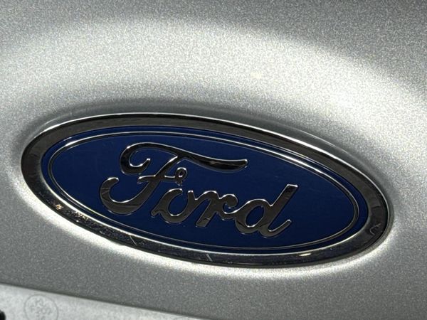 2015-Ford-Focus-10-EcoBoost-Ambiente image:11