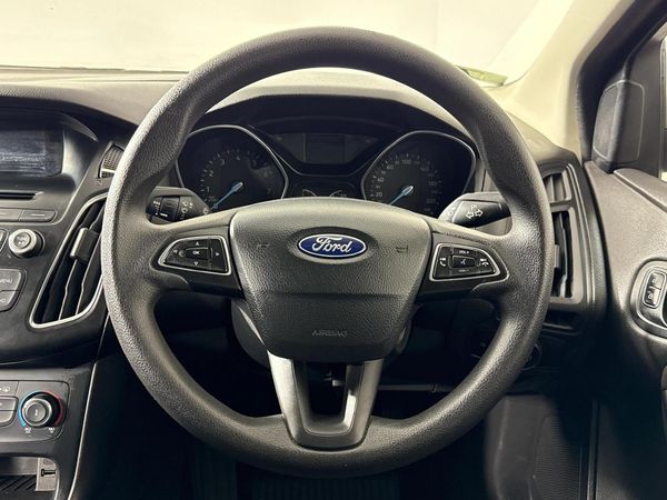 2015-Ford-Focus-10-EcoBoost-Ambiente image:12