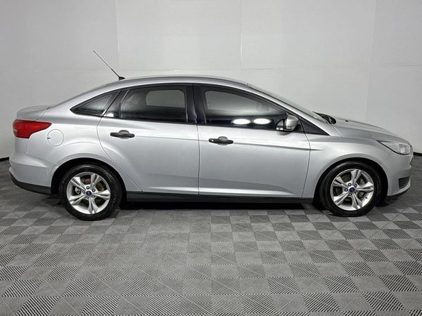 2015-Ford-Focus-10-EcoBoost-Ambiente image:17