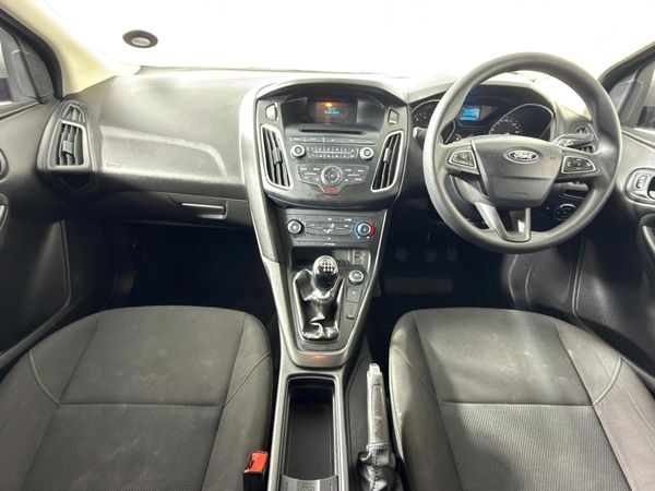 2015-Ford-Focus-10-EcoBoost-Ambiente image:1