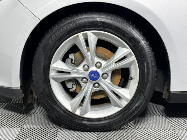 2015-Ford-Focus-10-EcoBoost-Ambiente image:4