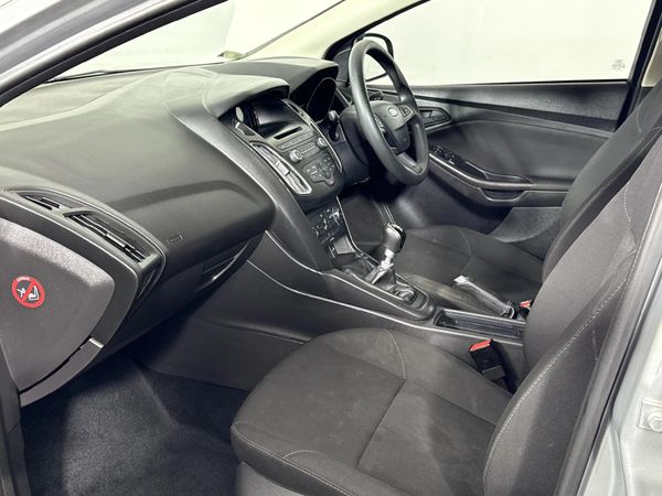 2015-Ford-Focus-10-EcoBoost-Ambiente image:8
