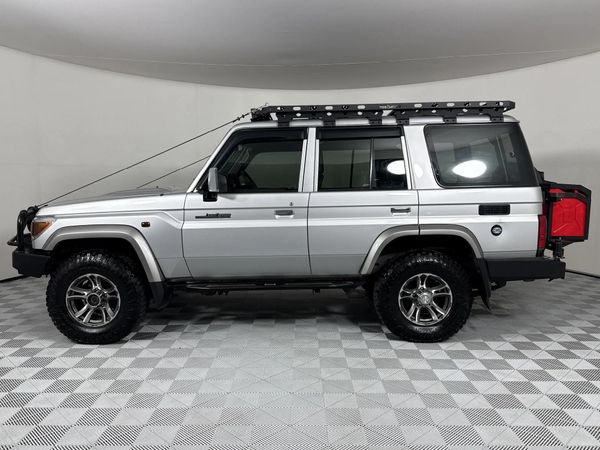 2021-Toyota-Land-Cruiser-76-45-D-V8-Station-Wagon image:11