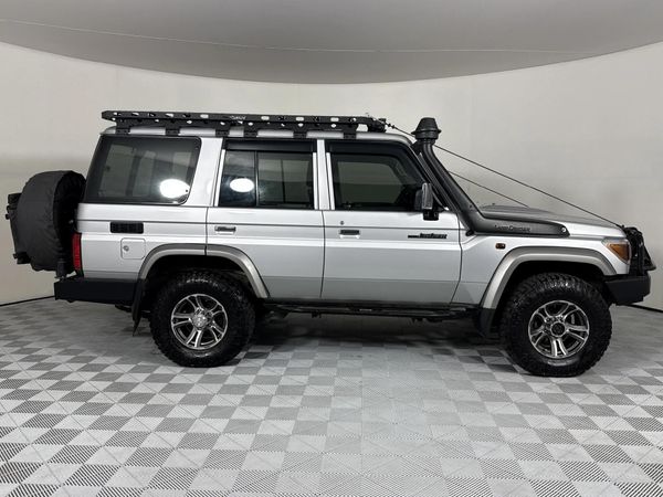 2021-Toyota-Land-Cruiser-76-45-D-V8-Station-Wagon image:13