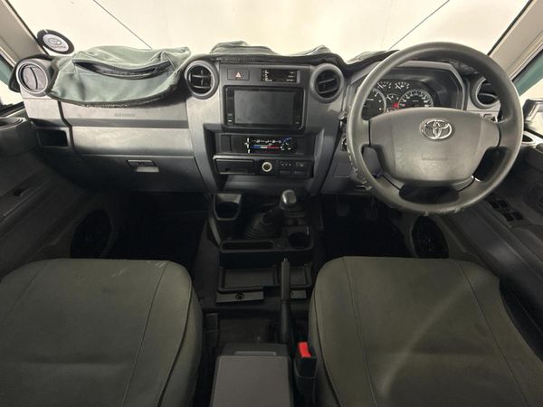 2021-Toyota-Land-Cruiser-76-45-D-V8-Station-Wagon image:1