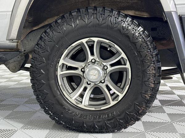 2021-Toyota-Land-Cruiser-76-45-D-V8-Station-Wagon image:5