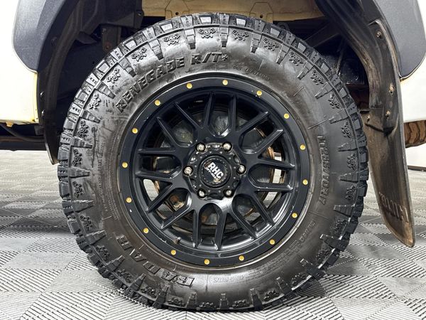 2022-Toyota-Hilux-28-GD-6-Raised-Body-Legend-4x4-Auto-Extended-Cab image:5
