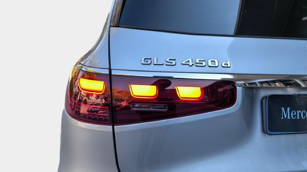 2026-Mercedes-Benz-GLS-450d-4Matic image:18