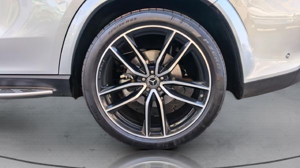 2026-Mercedes-Benz-GLS-450d-4Matic image:4