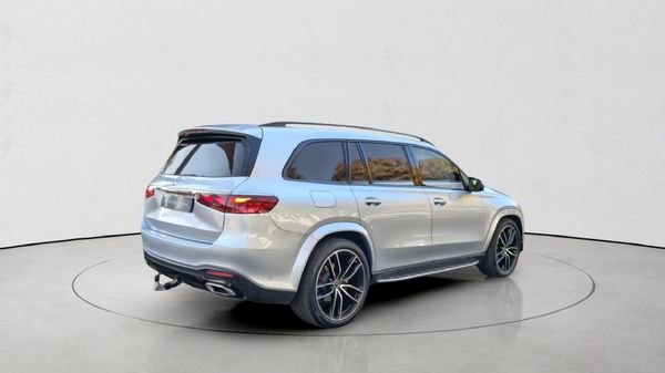 2026-Mercedes-Benz-GLS-450d-4Matic image:7