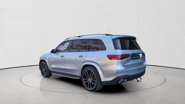 2026-Mercedes-Benz-GLS-450d-4Matic image:8