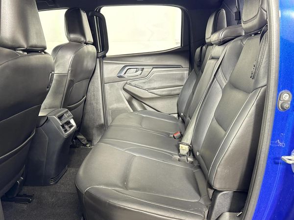 2023-Isuzu-D-Max-30-DDI-V-Cross-HR-Auto-Double-Cab image:3