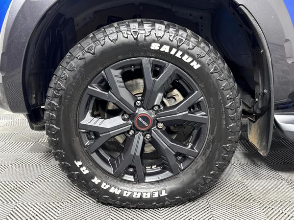 2023-Isuzu-D-Max-30-DDI-V-Cross-HR-Auto-Double-Cab image:4