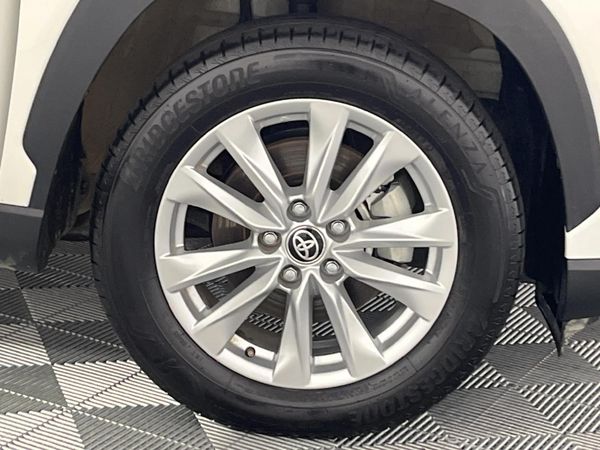 2025-Toyota-Corolla-Cross-18-XS image:5