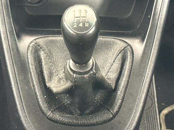 2011-Hyundai-i10-11-GLS image:9