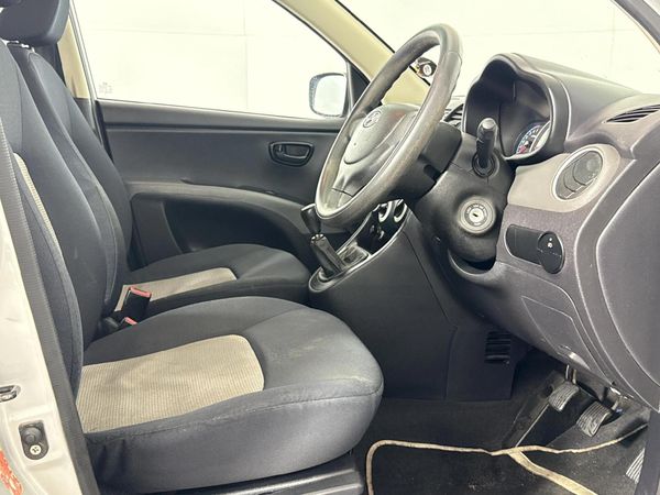 2011-Hyundai-i10-11-GLS image:8