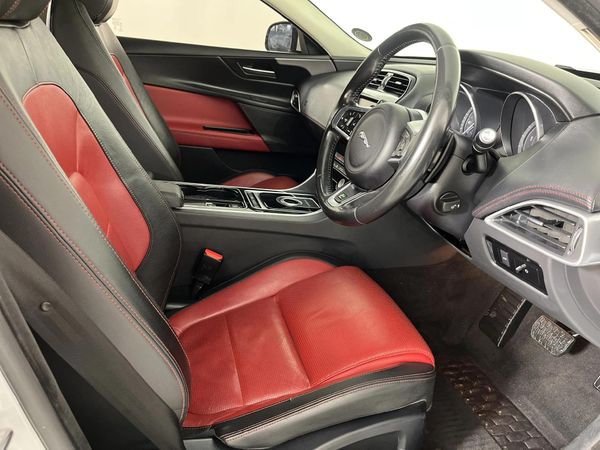 2016-Jaguar-XE-20D-R-Sport-Auto image:9