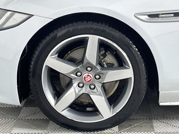 2016-Jaguar-XE-20D-R-Sport-Auto image:4
