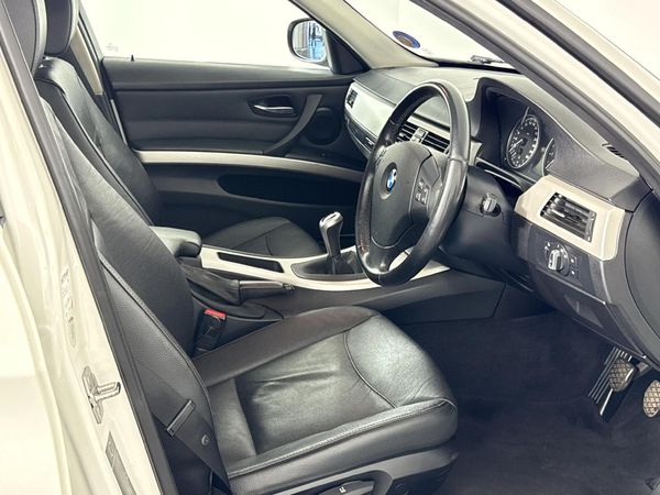 2010-BMW-3-Series-320i image:9