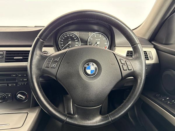 2010-BMW-3-Series-320i image:12