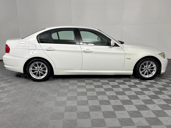 2010-BMW-3-Series-320i image:17