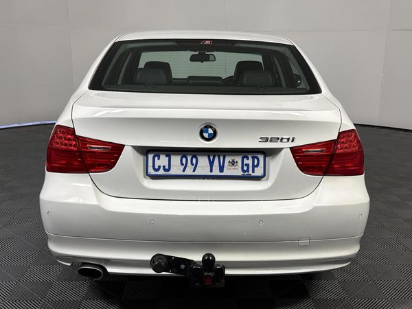 2010-BMW-3-Series-320i image:18
