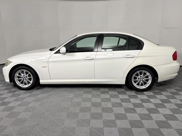 2010-BMW-3-Series-320i image:19