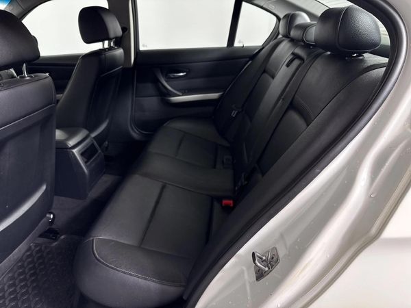 2010-BMW-3-Series-320i image:3