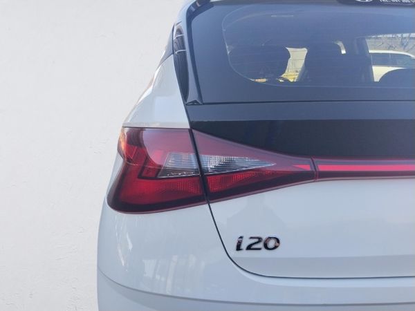 2022-Hyundai-i20-12-Fluid image:17