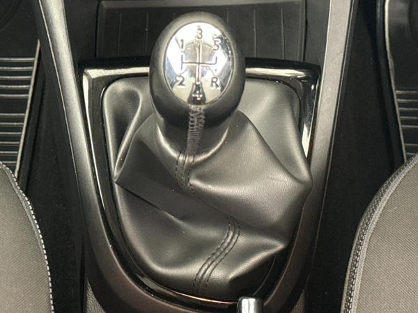 2016-Renault-Captur-15-dCi-Dynamique-5-dr-66kW image:9