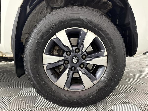 2022-Peugeot-Landtrek-19D-Allure-Double-Cab-Auto image:4