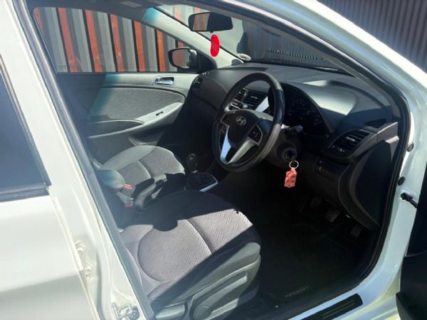 2012-Hyundai-Accent-16-GLS-Fluid image:11