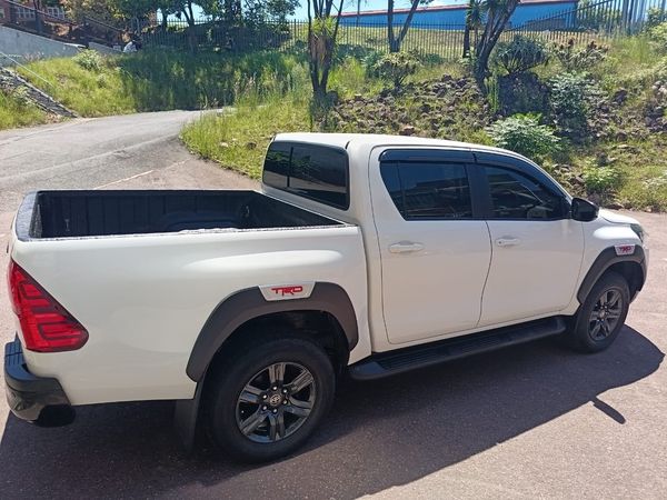 2025-Toyota-Hilux-28-GD-6-RB-Legend-55-4x4-Auto-Double-Cab image:3