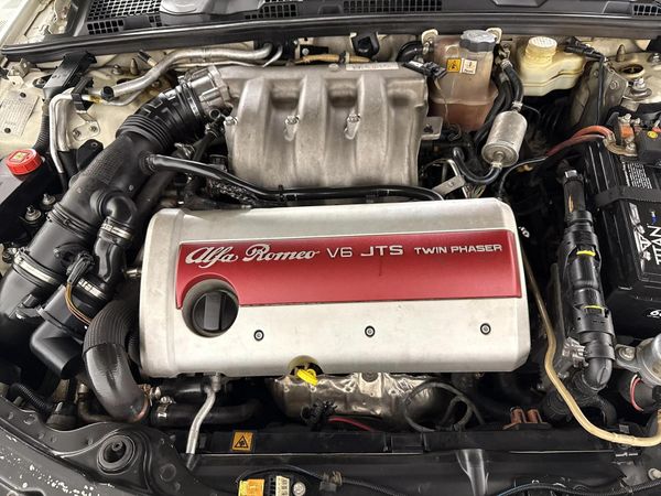 2012-Alfa-Romeo-159-32-Q4-Distinctive image:12
