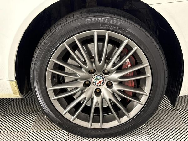 2012-Alfa-Romeo-159-32-Q4-Distinctive image:4