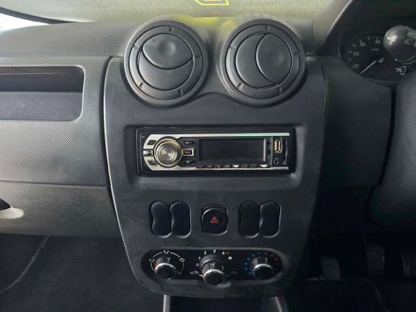 2017-Nissan-NP200-16 image:9