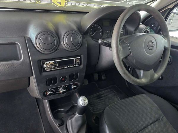 2017-Nissan-NP200-16 image:10