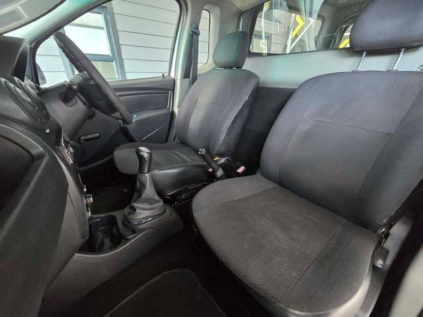 2017-Nissan-NP200-16 image:7