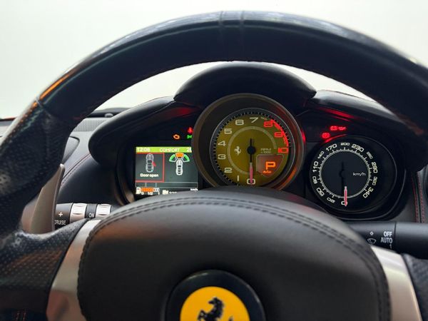 2014-Ferrari-California-22 image:15
