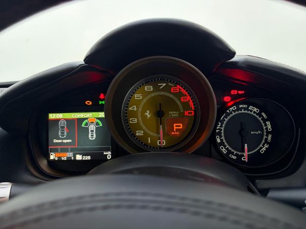 2014-Ferrari-California-22 image:8