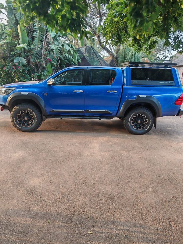 2017-Toyota-Hilux-40-V6-Raised-Body-Raider-Double-Cab-Auto image:1