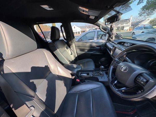 2019-Toyota-Hilux-28-GD-6-Raider-4x4-Double-Cab image:6
