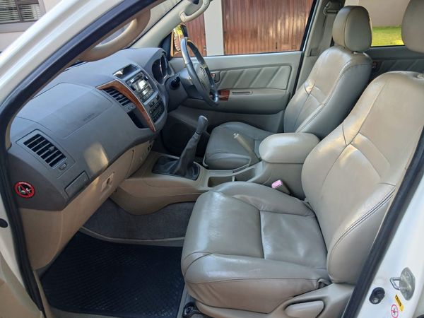 2009-Toyota-Fortuner-30-D-4D-Raised-Body image:13