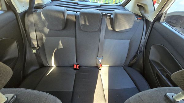 2013-Ford-Fiesta-14-Ambiente-5-dr image:12