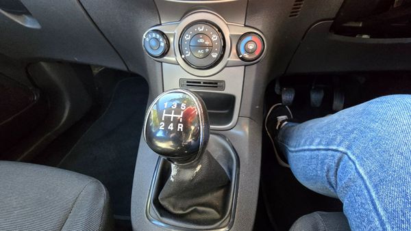 2013-Ford-Fiesta-14-Ambiente-5-dr image:15
