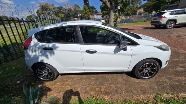 2013-Ford-Fiesta-14-Ambiente-5-dr image:2