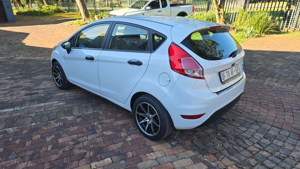 2013-Ford-Fiesta-14-Ambiente-5-dr image:4