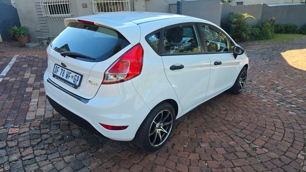 2013-Ford-Fiesta-14-Ambiente-5-dr image:5
