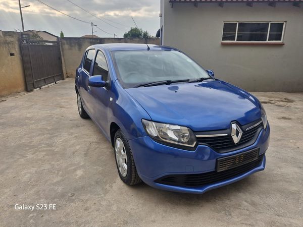 2015-Renault-Sandero-900T-Expression image:1