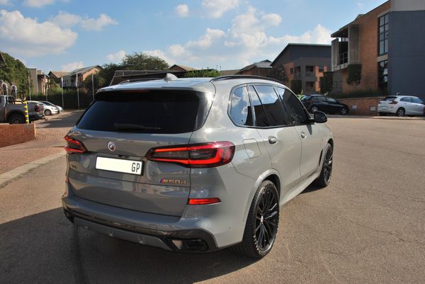 2023-BMW-X5-M50d image:10
